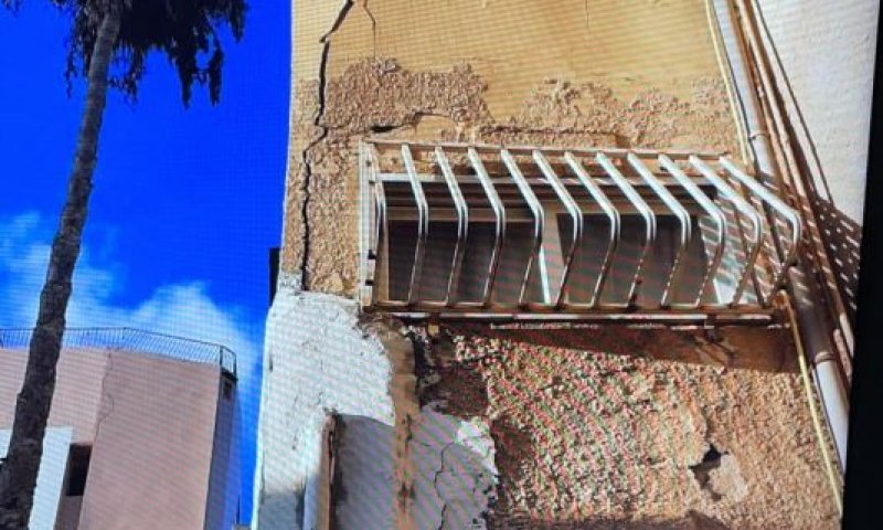 הבניין הסדוק ברחוב מסריק- צילום: דוברות כבאות והצלה