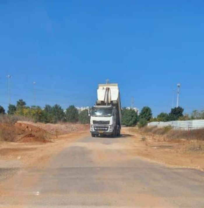 משאית משליכה פסולת בניין. צילום: עיריית קריית אונו