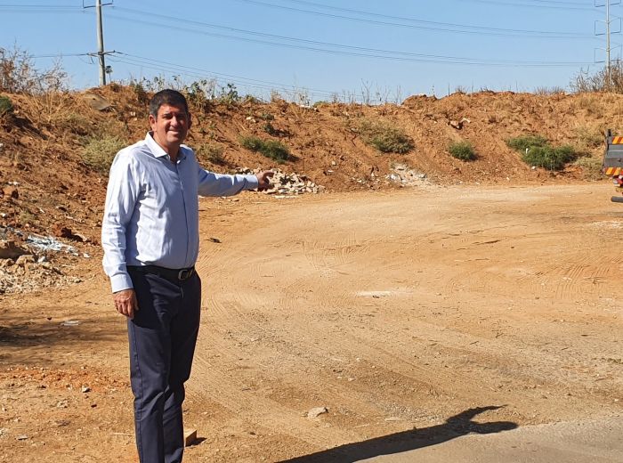 יוסי ברודני על רקע עבודות הכביש. צילום: דוברות העירייה