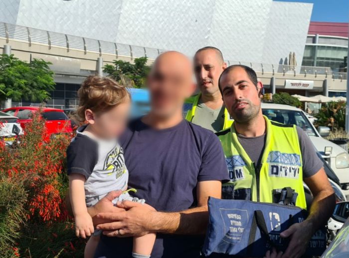 המחלצים עם התינוק ואביו. צילום: ידידים