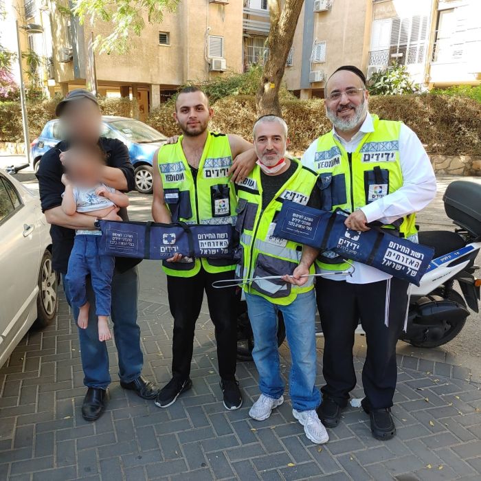 הפעוט ואביו עם מתנדבי ידידים. צילום: ידידים