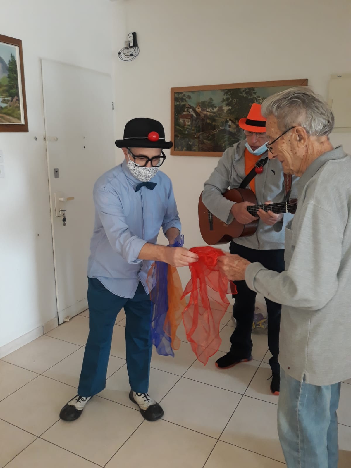 ליצן רפואי עם אזרחים ותיקים. צילום: דוברות העירייה