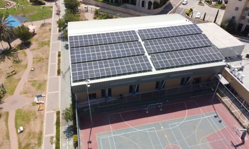 פאנלים סולאריים על גג בית הספר שמיר. צילום-החברה הכלכלית לפיתוח חולון