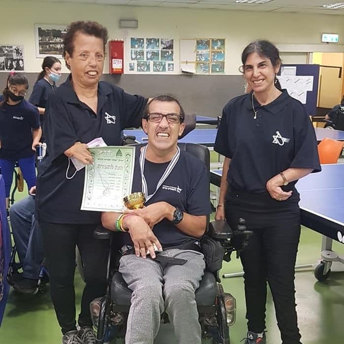 צדוק עומסי עם המדליה. צילום עיריית ראשון לציון