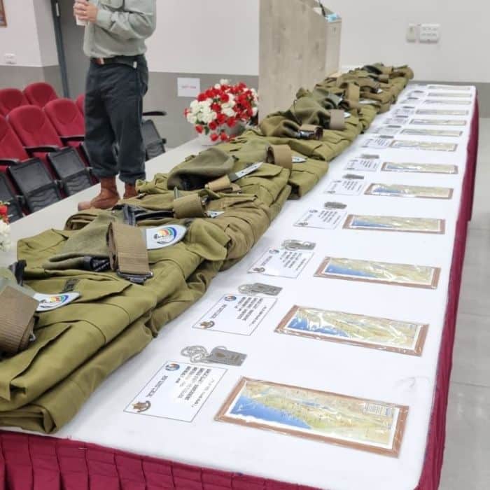 המדים שניתנו בטקס. צילום: יחצ