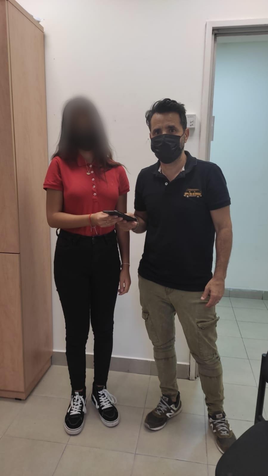 הבחור שהכירה ברשת החברתית גנב את מכשיר הנערה בפגישה בחוף הים  ונמלט.