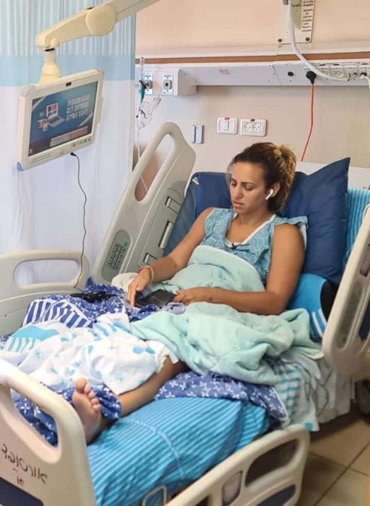 טלי קון בבית החולים לאחר פציעתה