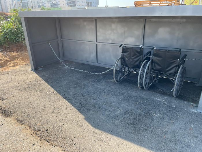 כיסאות גלגלים ובקרוב קלנועיות. צילום: חברת קדישא