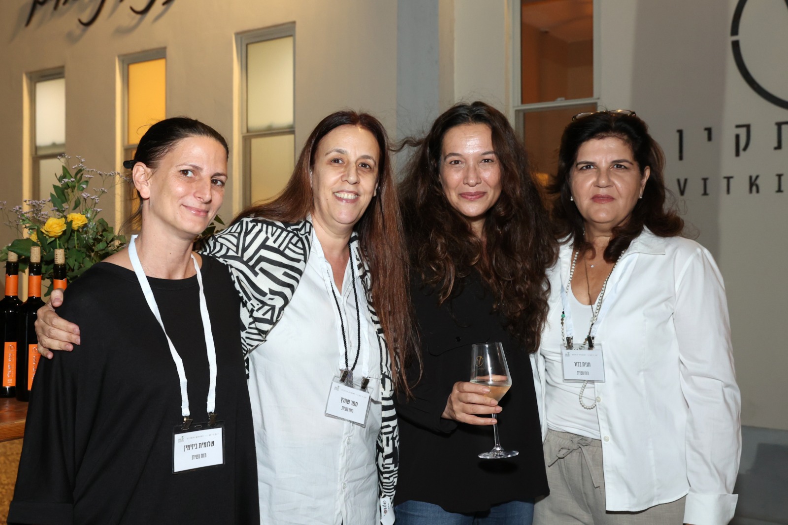 נשות עמותת רוח נשית עם יעל אבקסיס.  צילום: רוית תורקיה