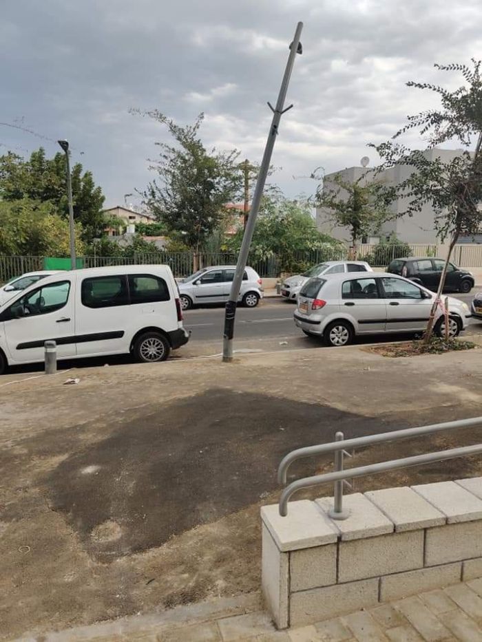 עמוד התאורה העקום ממתין לתיקון. צילום פרטי