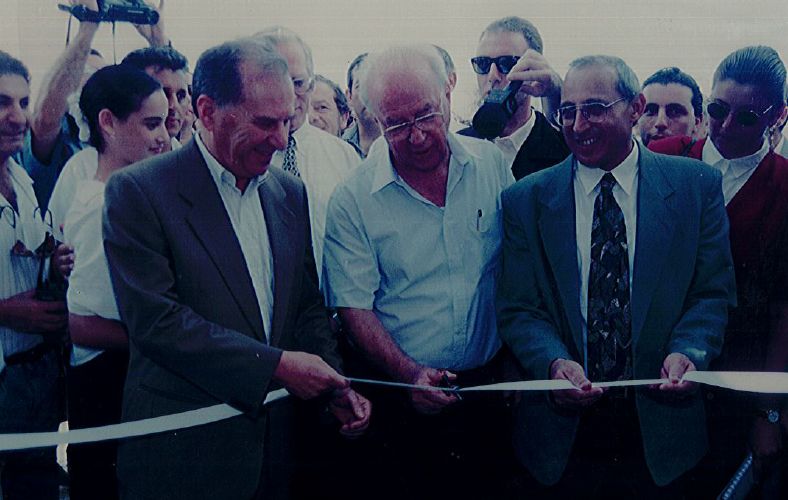ראש הממשלה יצחק רבין וראש העיר מוטי ששון חונכים את חטיבת קציר בחולון 1.9.94 צילום באדיבות עיריית חולון