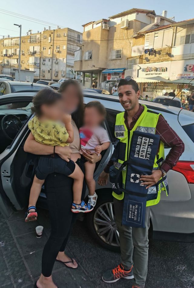 המחלץ עם האם ושני ילדיה- צילום: ידידים
