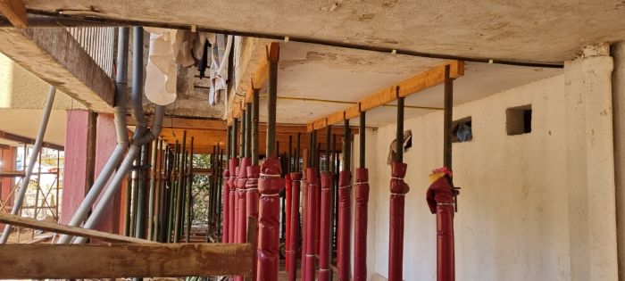 העמודים המחזקים את הבניין ברחוב אנילביץ ברמת אליהו