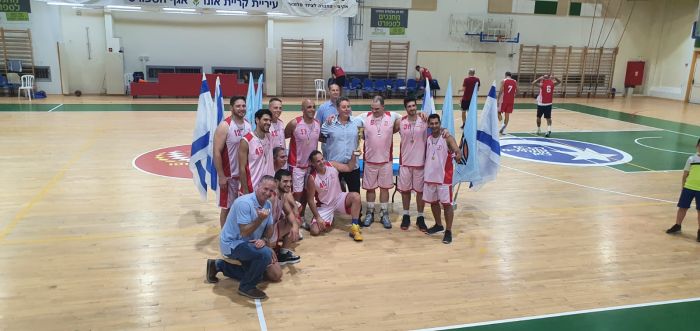 ישראל גל ראש העיר קריית אונו יחד עם נבחרת פאפא סל של בית ספר עלומים, הזוכה בטורניר הגמר בעונת 2021.
צילום עיריית קריית אונו
