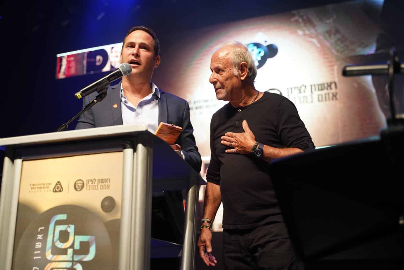 תמונה: רז קינסטליך עם אושיק לוי. צילום: דודי בר סלע