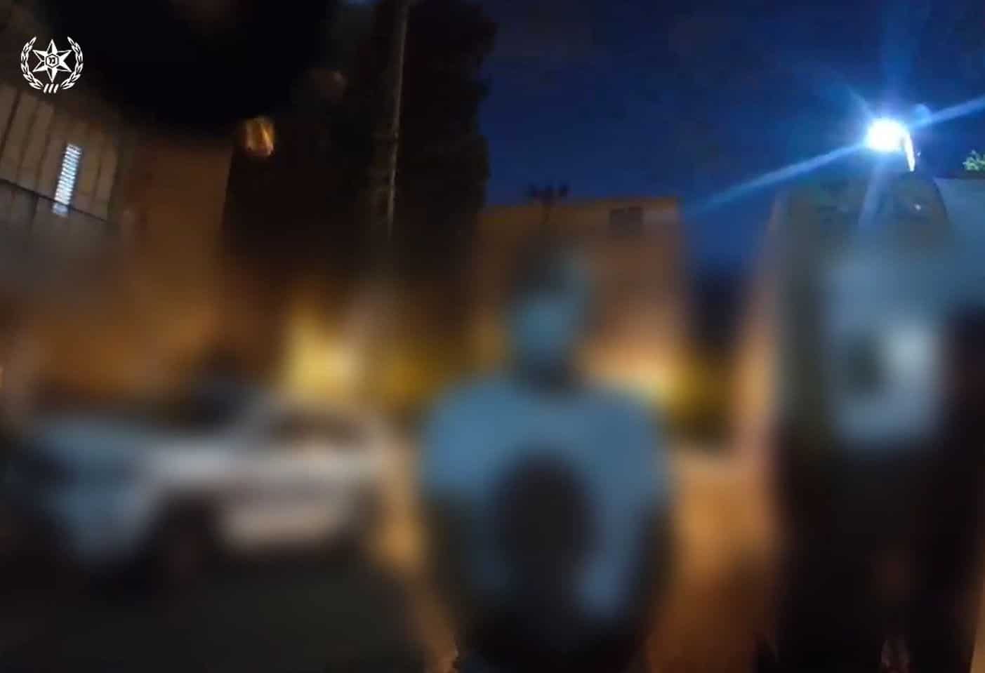 מפר הבידוד מול השוטר- צילום: דוברות משטרת ישראל