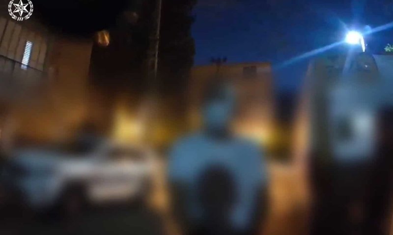 מפר הבידוד מול השוטר- צילום: דוברות משטרת ישראל