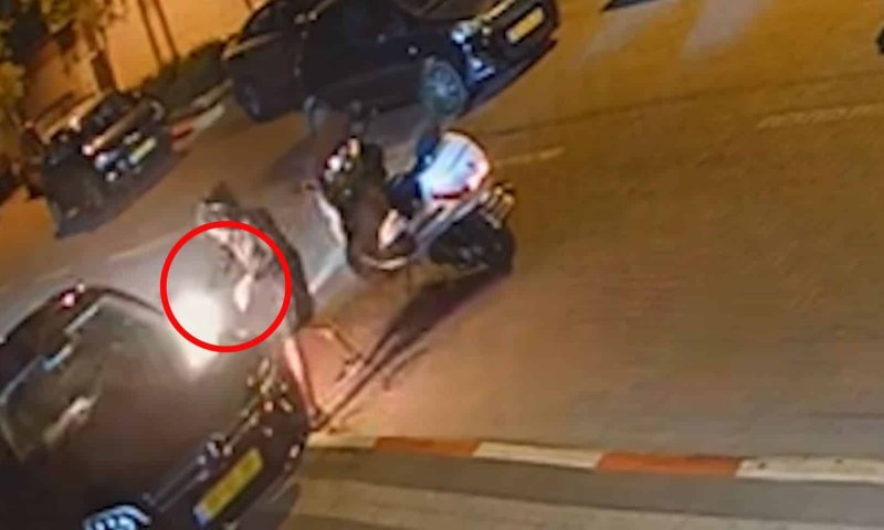 החשוד מצית את הרכב- צילום: דוברות משטרת ישראל