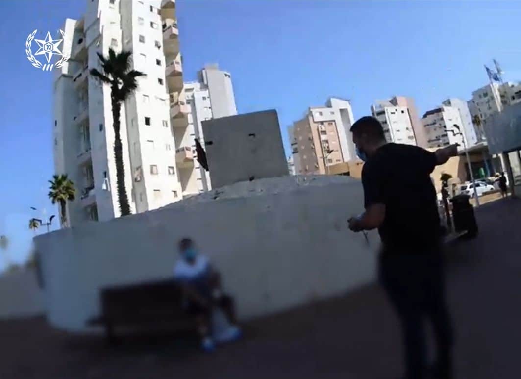 הגבר המאומת לקורונה נתפס על ידי השוטר- צילום: דוברות משטרת ישראל