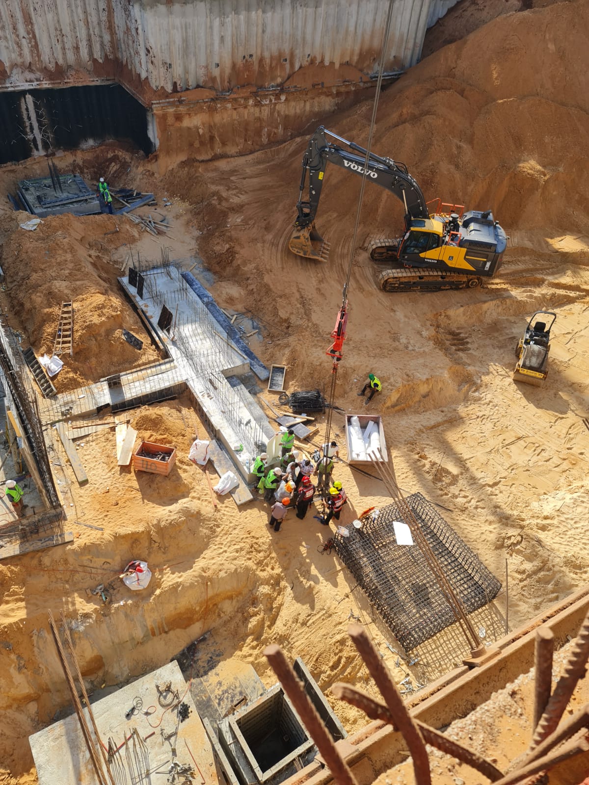 חילוץ פועל שנפל לבור, צילום תחנה אזורית כב"ה ראשלצ