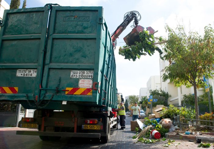 פינוי אשפה. צילום: צ'ארלס יעקב