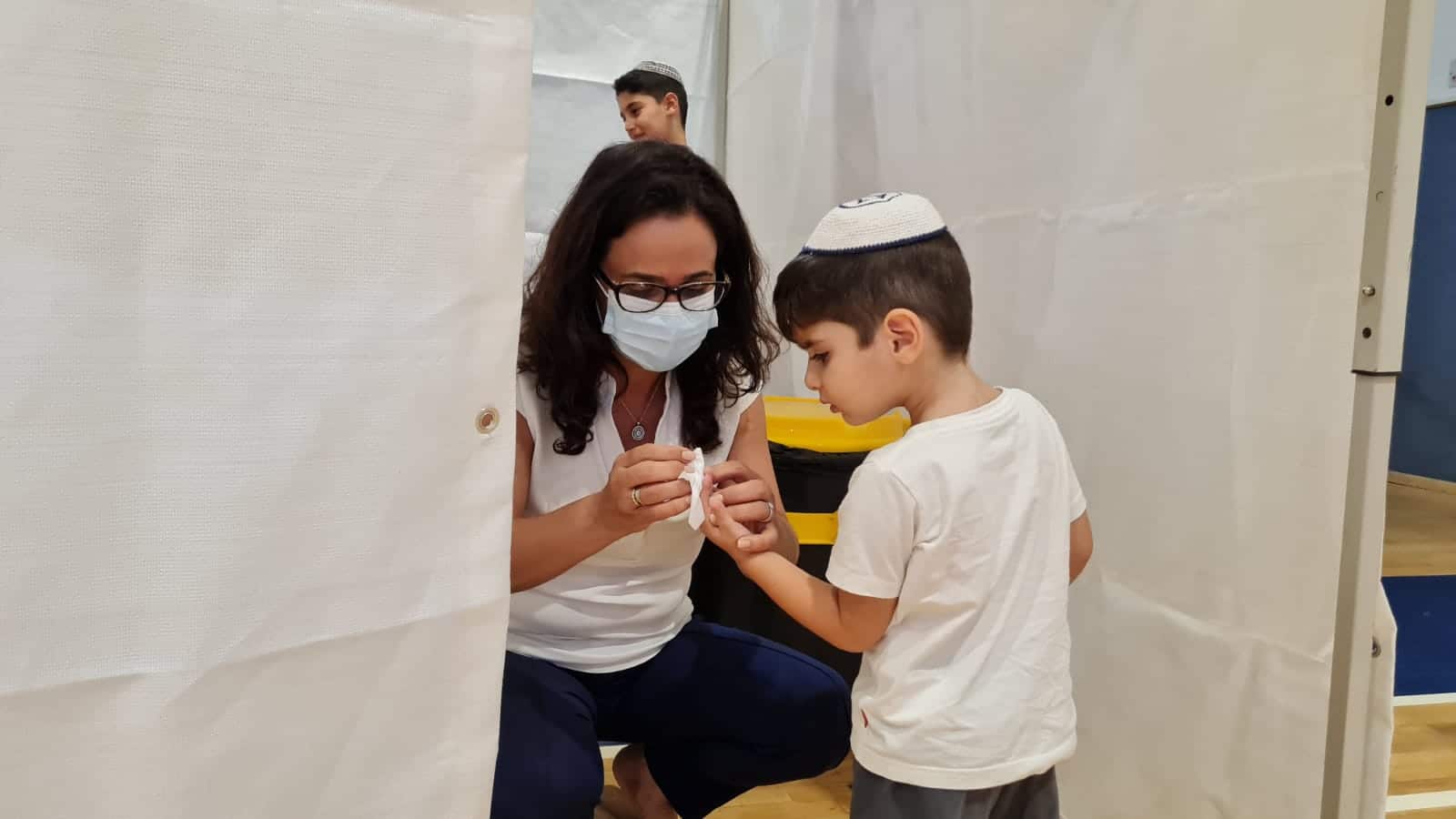 ראש עיריית אור יהודה ראש עיריית אור יהודה, ליאת שוחט במתחם הבדיקות. צילום: דוברות העירייה