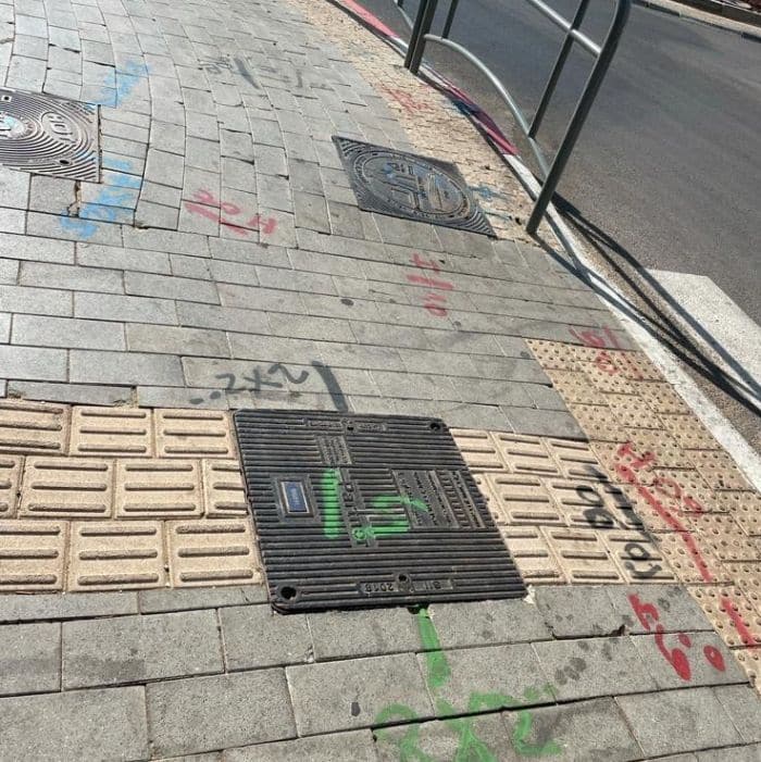 סימונים בגיר על המדרכות
