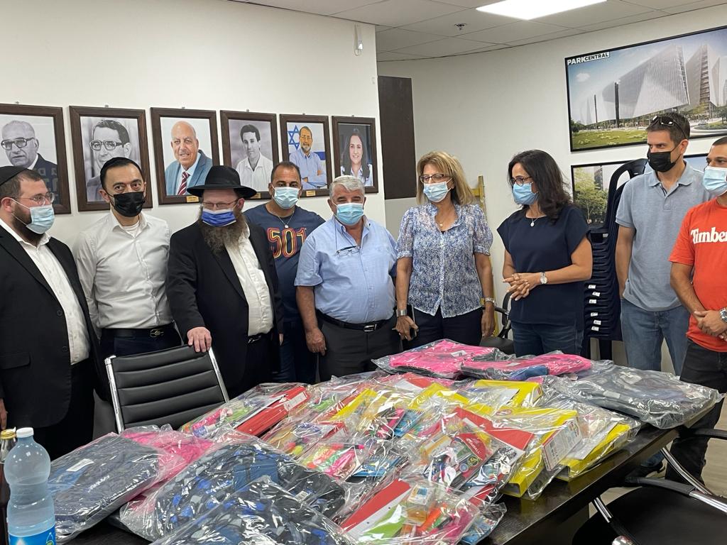 תמונה: ראש העיר ליאת שוחט עם אנשי חב"ד <br> צילום: דוברות עיריית אור יהודה