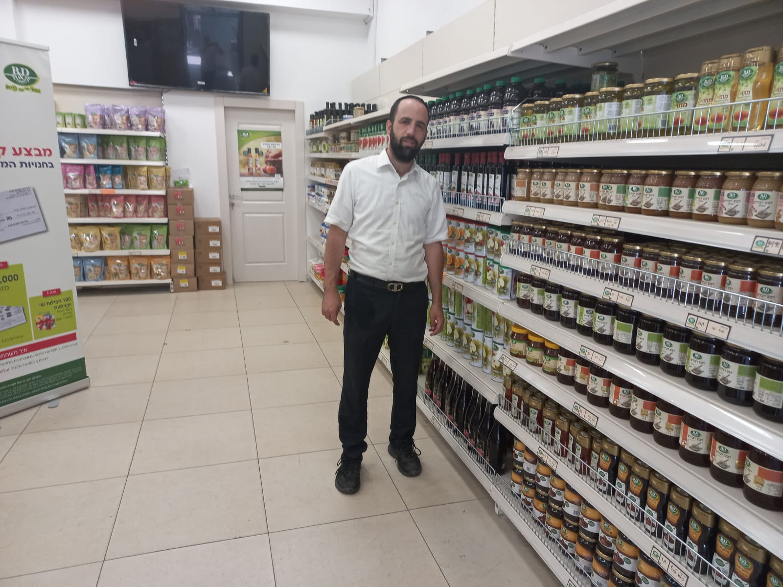 תמונה: מנהל החנות משה דרדיק <br> צילום: בטר אנד דיפרנט