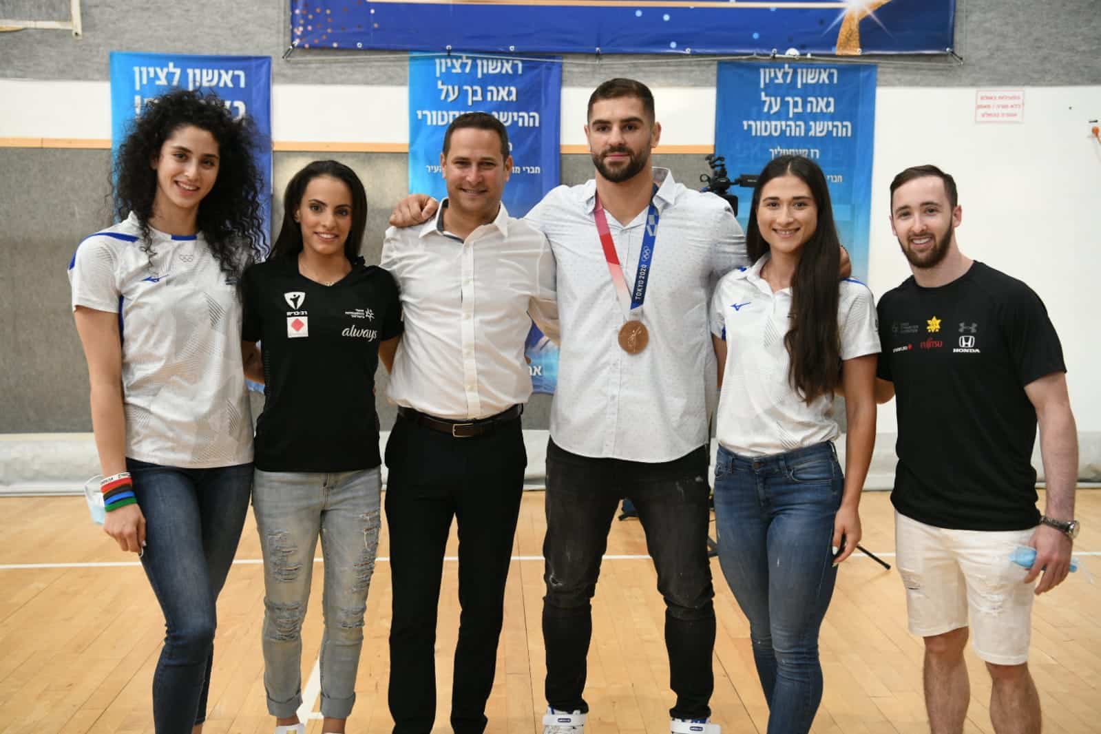 גאווה מקומית! רז קינסטליך עם האלופים של ראשון לציון. צילום: דוברות