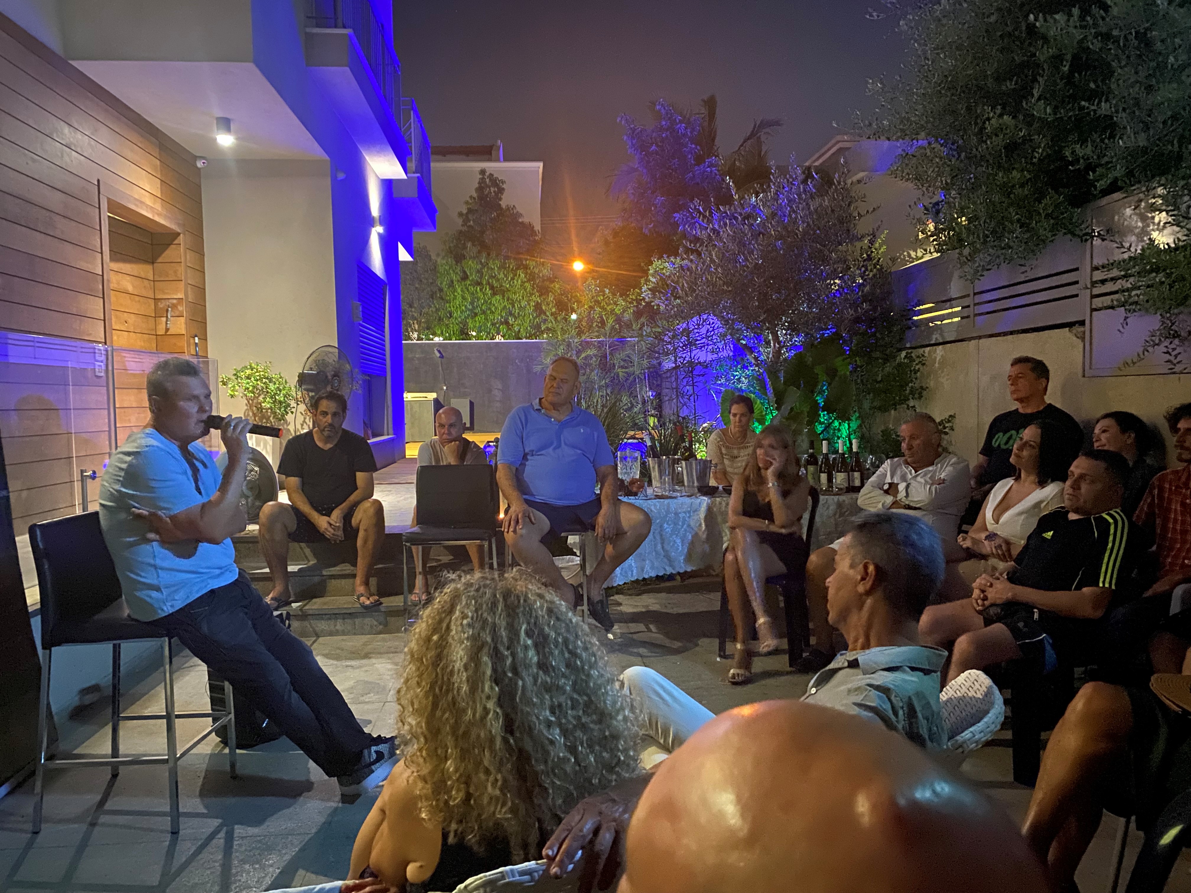 תמונה: צביקה מרתק את הנוכחים <br>
צילום: יח"צ 