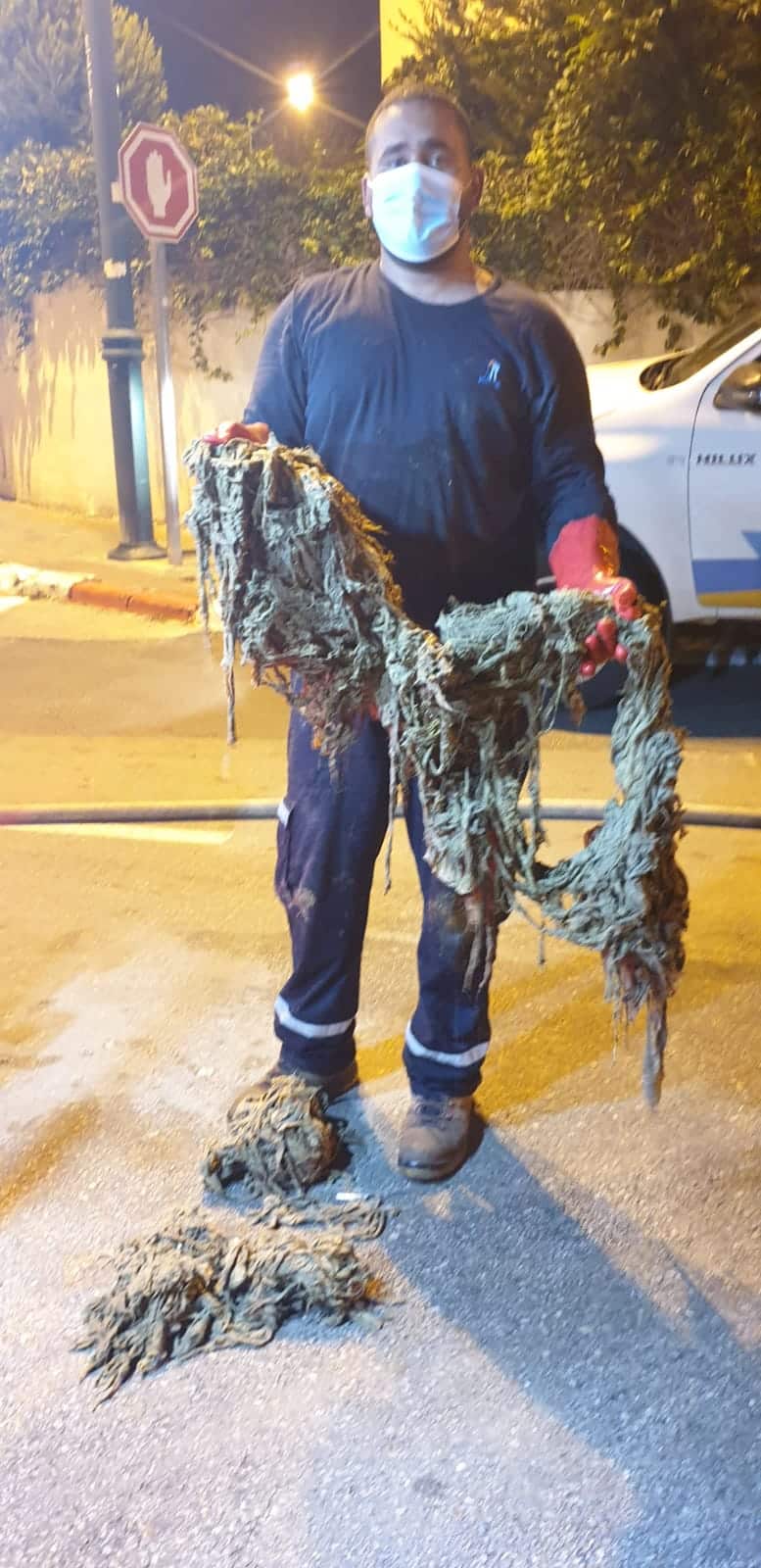 ניקוי צינור ביוב והוצאת כמות גדולה של מגבונים. צילום: מניב ראשון