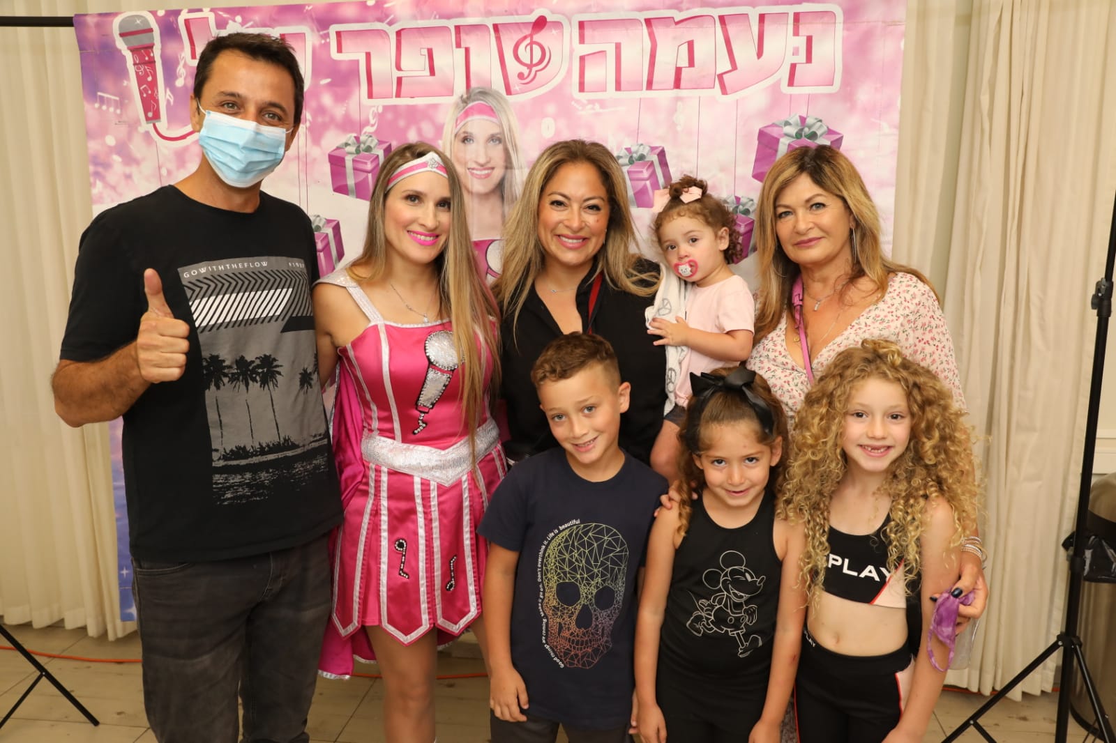 תמונה: נעמה עם ליהיא גרינר והילדים <br>  צילום: רפי דלויה