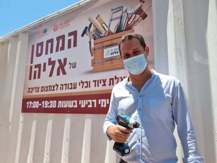 ראש העיר על רקע המחסן החדש. צילום דוברות העירייה