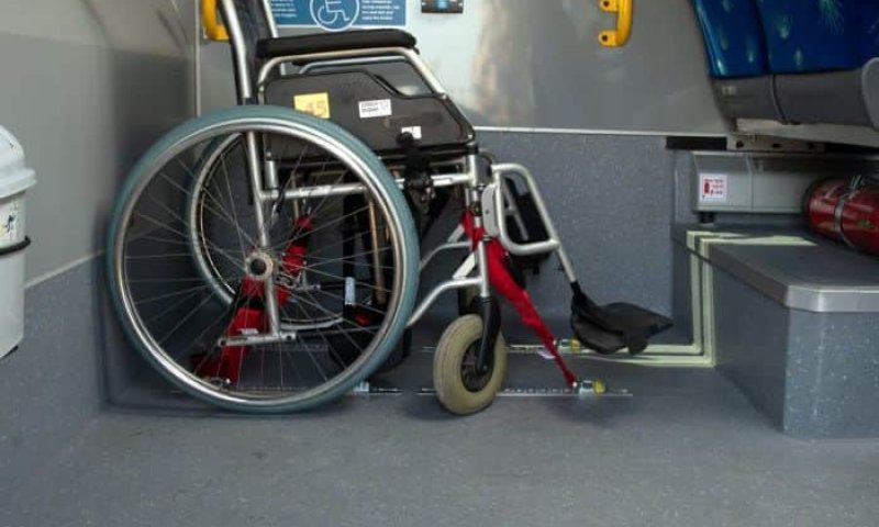 עמדה מיוחדת בתוך האוטובוס לכיסאות גלגלים. צילום אגד