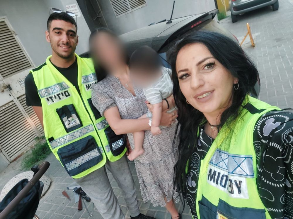 המחלצים רות שירה ואפיק עם הפעוט ואימו- צילום: ידידים סיוע בדרכים