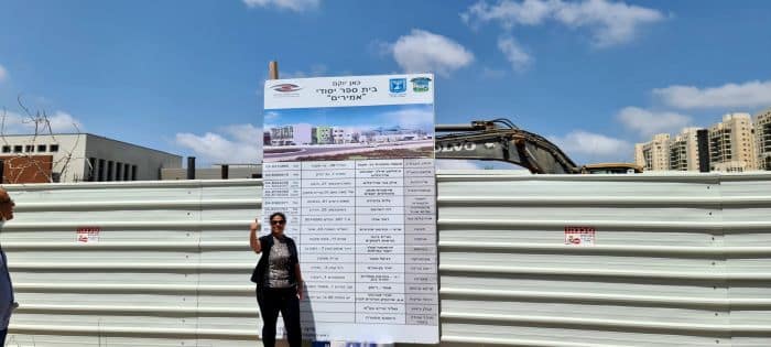 ראש המועצה ליזי דלריצ'ה על רקע הבנייה. צילום: דוברות המועצה