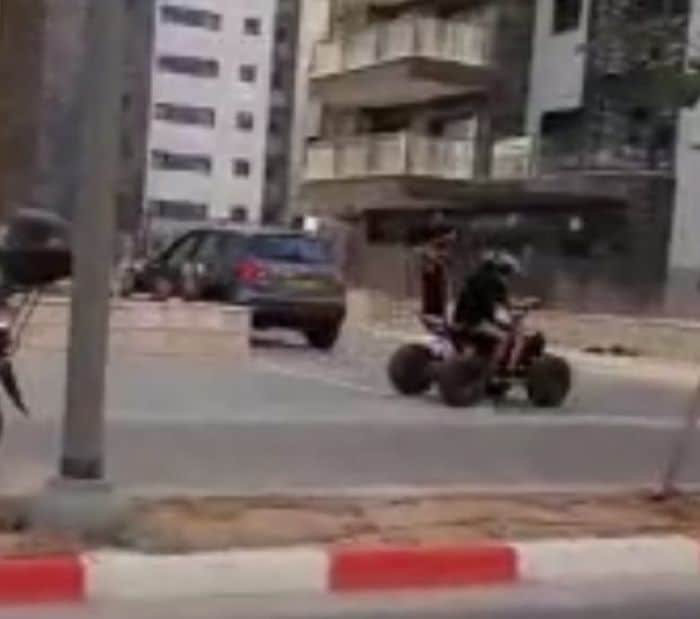 נוסעים בפראות על המדרכה. צילום פרטי