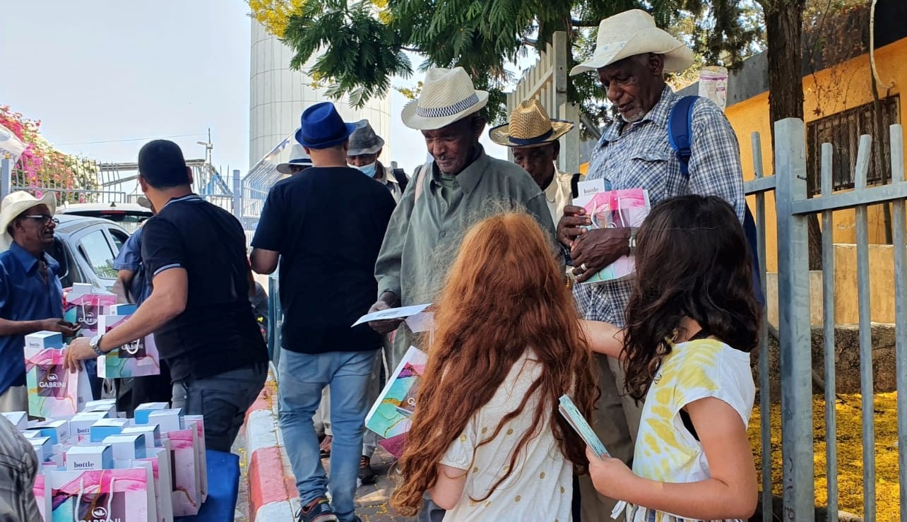 תמונה: בקבוקים טרמיים לעובדים <br> צילום: האגף לשירותים חברתיים