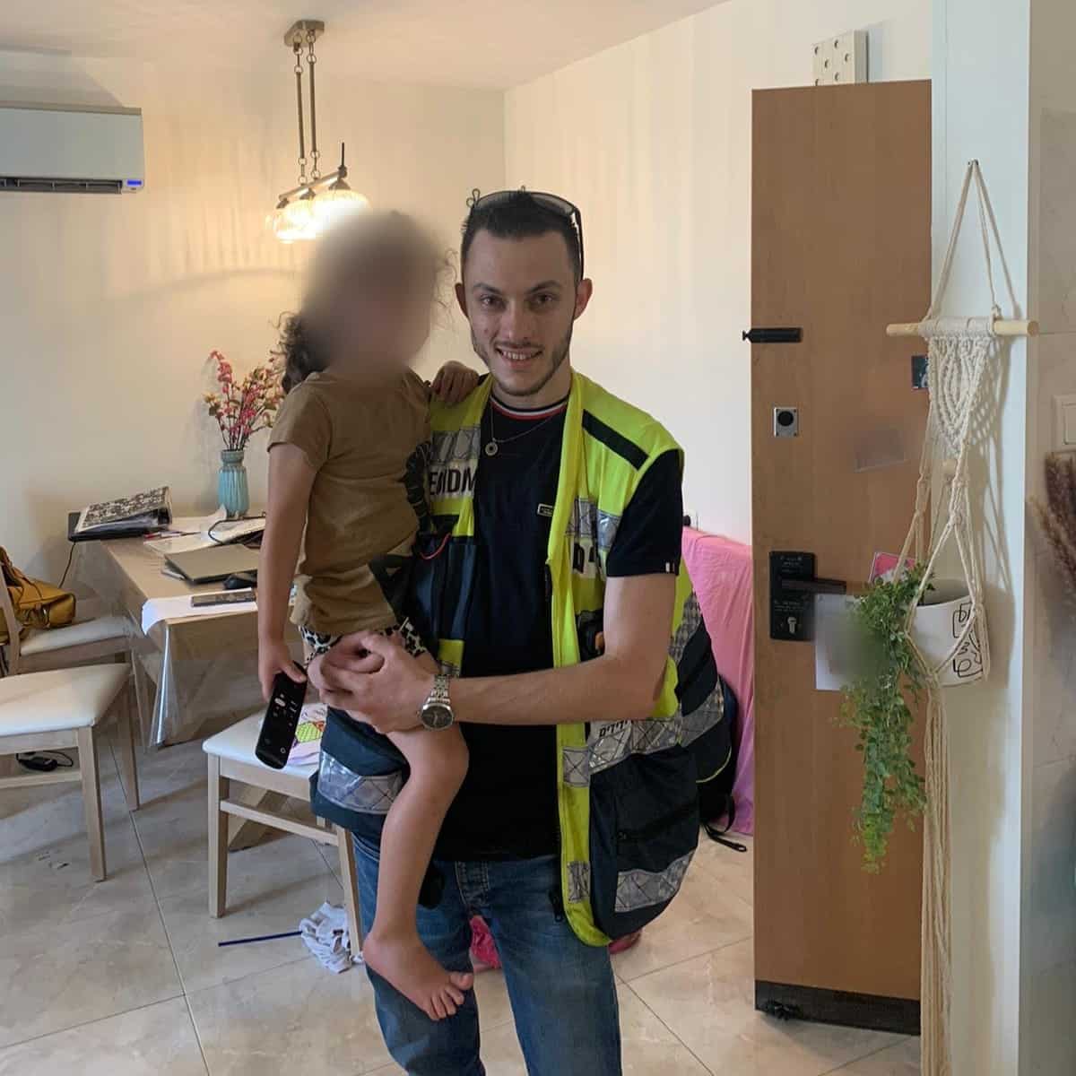 המחלץ והילדה- צילום ידידים סיוע בדרכים