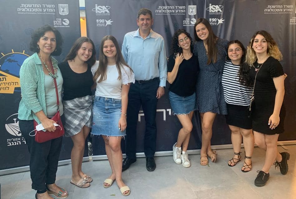 תמונה: ברודני עם התלמידות <br> צילום: עיריית גבעת שמואל 