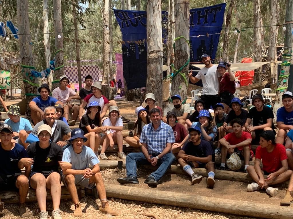 תמונה: יוסי ברודני במחנה הקיץ עם החניכים <br> צילום: דוברות העירייה 