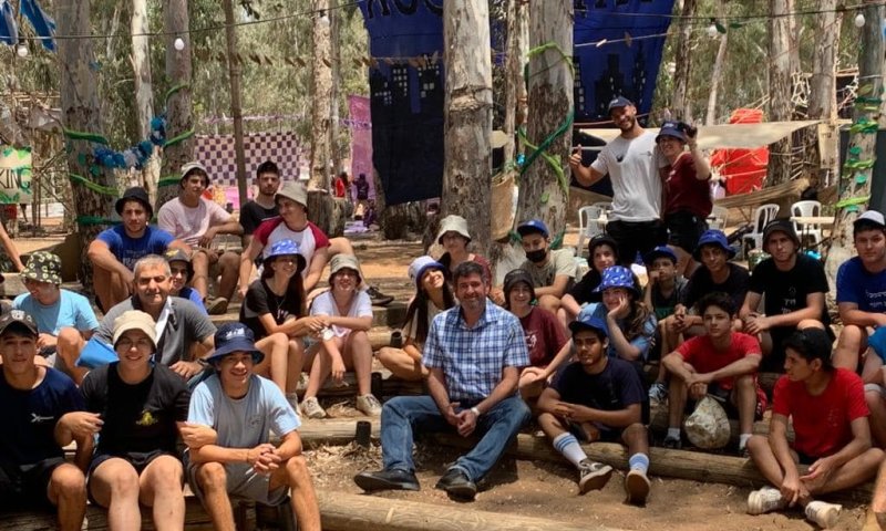 תמונה: יוסי ברודני במחנה הקיץ עם החניכים <br> צילום: דוברות העירייה 