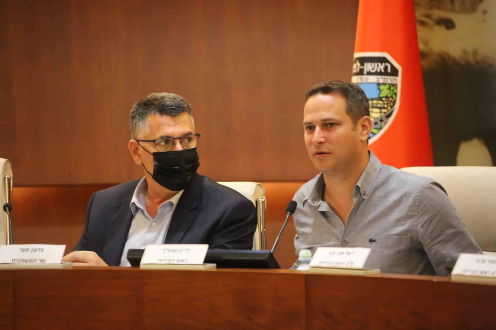 שר המשפטים גדעון סער וראש העיר רז קינסטליך, קרדיט דוברות העירייה