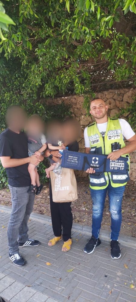 כונן ידידים עם הפעוטות וההורים לאחר החילוץ- צילום ידידים סיוע בדרכים
