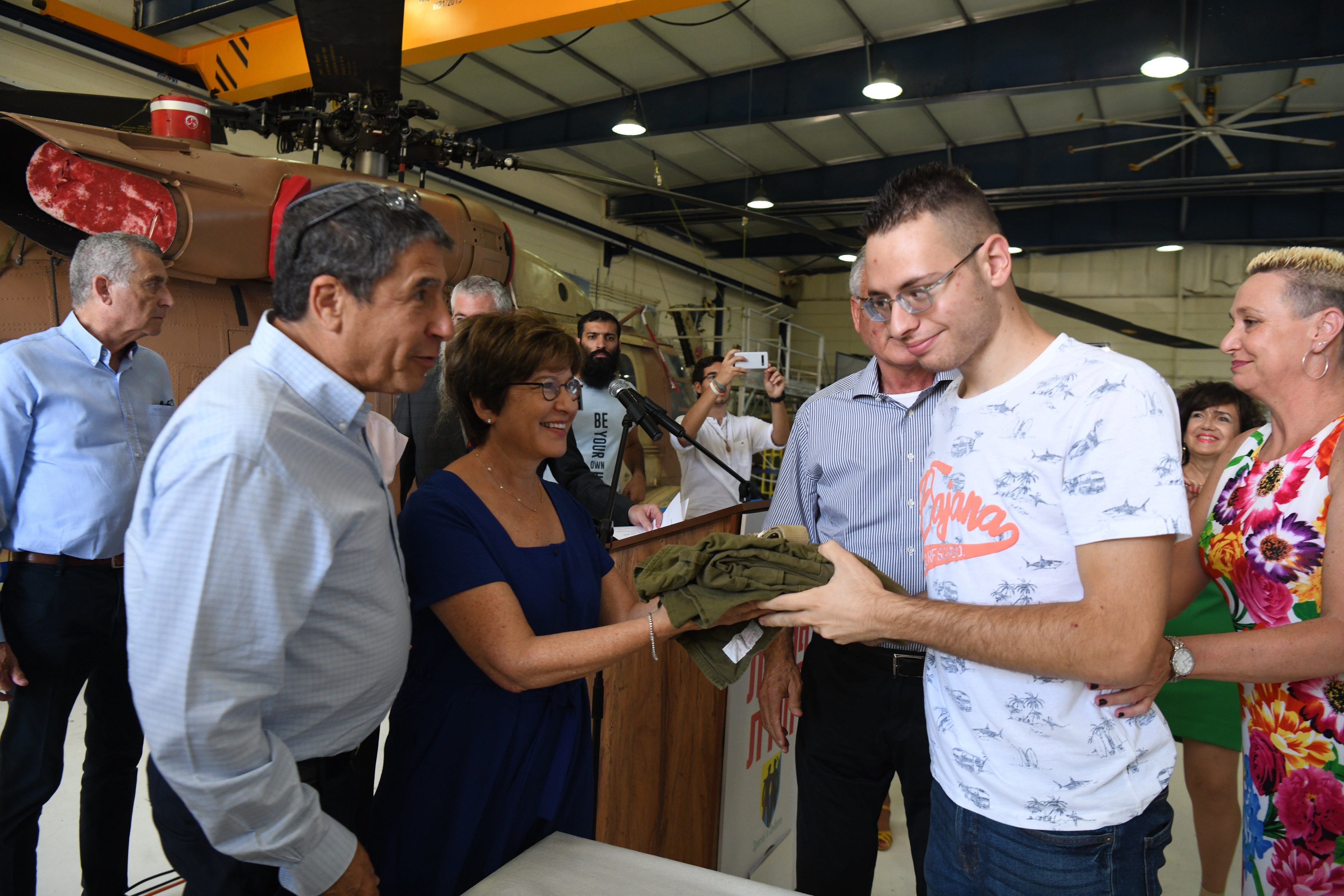תמונה: מוני ואודרי ליימן מעניקים את המדים לחייל שהתגייס <br>  צילום: דניאל נתנאלוב 