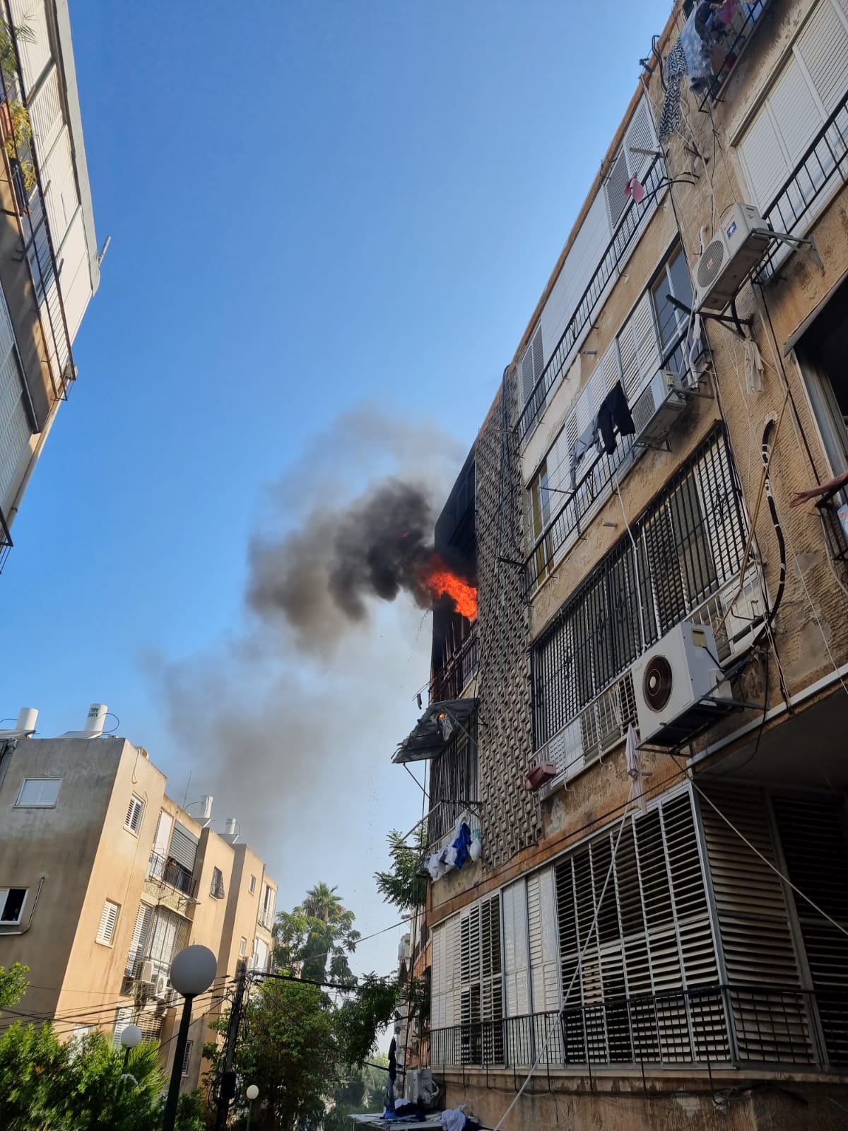 הדירה הבוערת ברחוב ירושלים- צילום: דוברות כבאות והצלה