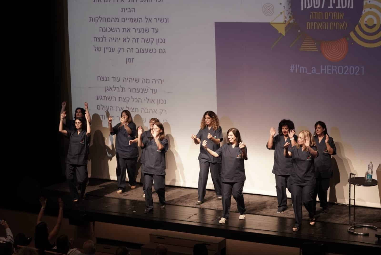 האחיות על הבמה באירוע ההוקרה- צילום: רמי זרנגר