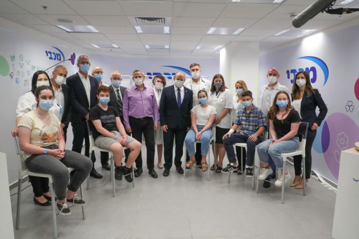 ראש הממשלה ושר הבריאות בסניף מכבי חולון. צילום מכבי