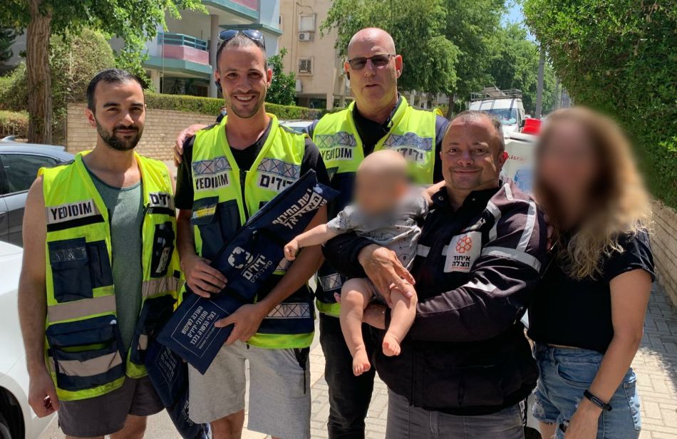 המחלצים עם הפעוט והאם לאחר החילוץ- צילום: "ידידים" סיוע בדרכים